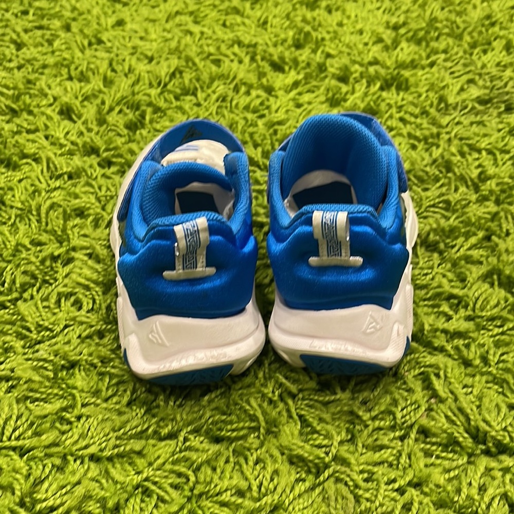 Nike - Picture 3 of 5